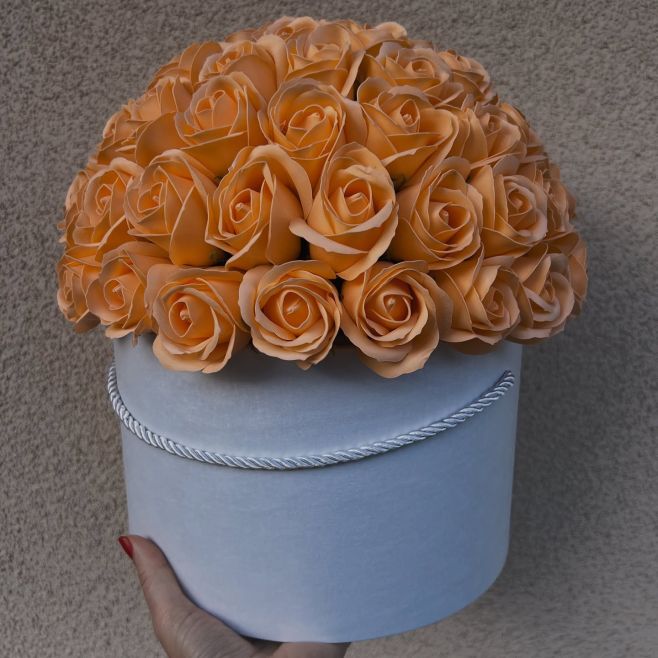 Krása na přání - broskvové růže, které mluví samy za sebe. 🌹🧡🍑 #mydloveruze #flowerbox #flowerboxes #darek #vecneruze...