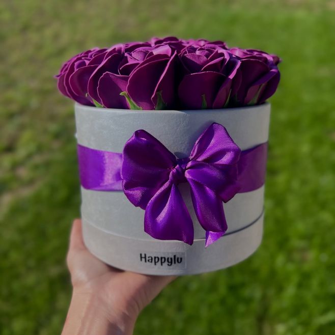 ✅ Další box na přání. Tentokrát v tmavě fialové barvě. Poputuje na narozeninovou oslavu k 20tinám. 🎂🥳🎁 #20růží...