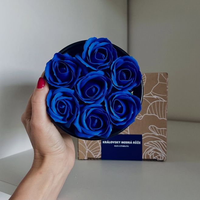 💙Modré květy v černém boxu působí luxusně, originálně a jsou ideálním dárkem pro každou příležitost. 🎁 Darujte radost,...