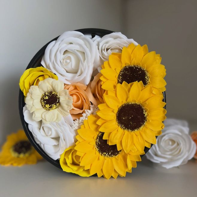 🌻 Slunečnice a broskvové tóny mýdlových růžiček, vytvářejí harmonii, která ladí s podzimní náladou. 🍂🎁 Ideální jako dárek...