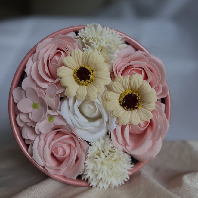 „BELLA” 🌸 Mýdlové květy v elegantním boxu. ✨✨✨ Květy, co přežijí výkyvy nálad i podzimní úklid. Bez vody, bez výmluv, bez...